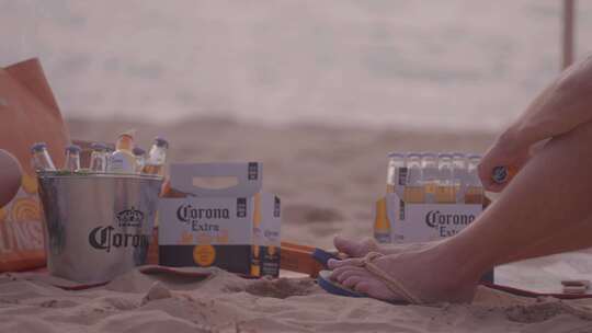 科罗纳啤酒海滩日落时分视频素材模板下载
