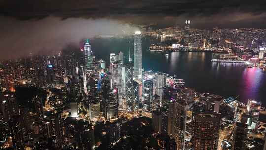 香港太平山顶雨后拍摄维多利亚港