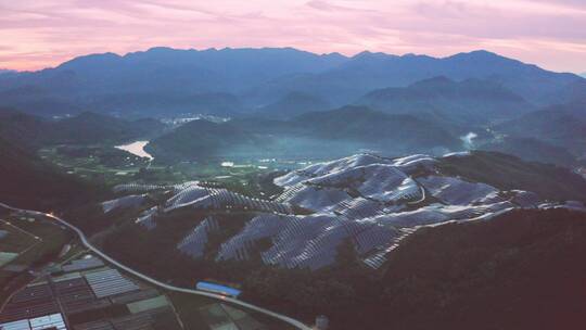 航拍夕阳下山上光伏太阳能电池板