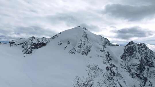 登顶雪山航拍