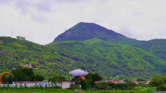 白云飘过绿色山峦延时