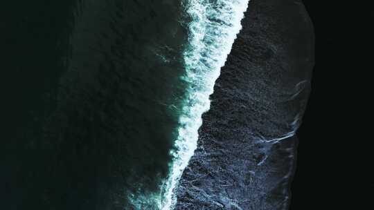 冰岛黑沙海滩与巨大的波浪在Reynisfjara Vik