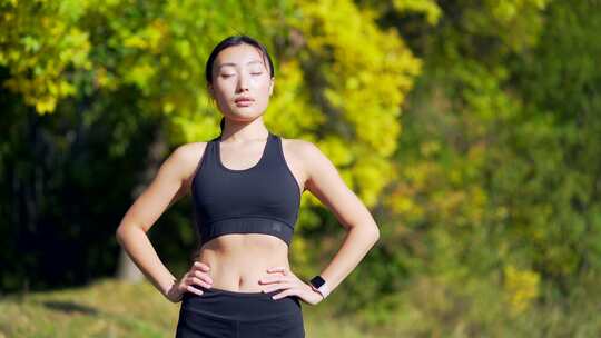 特写肖像年轻快乐的亚洲女人站在森林树木之