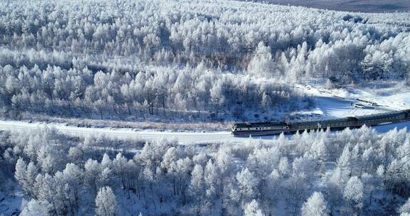 航拍列车穿行在林海雪原之中