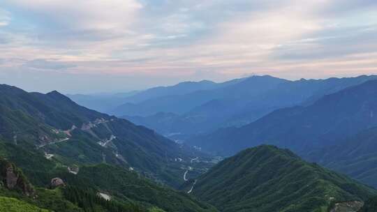 山间蜿蜒公路的自然风光航拍