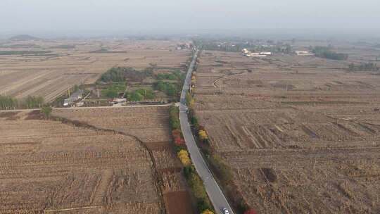 航拍田野间公路乡村风光