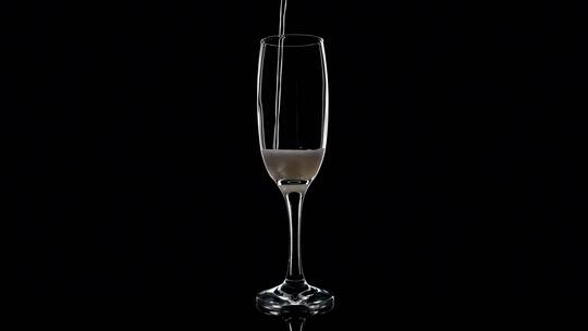 将香槟倒入玻璃杯。起泡葡萄酒饮料视频素材模板下载