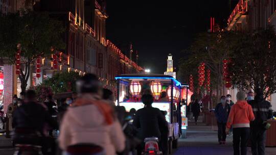 夜晚街道步行街行人电动车旅游景区老街骑楼