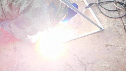 电焊工人正在作业焊条呲出亮光8