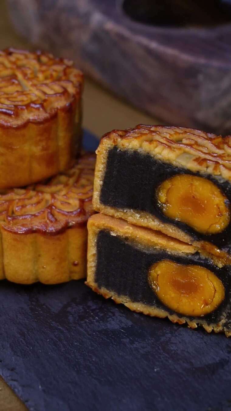 蛋黄黑豆沙月饼