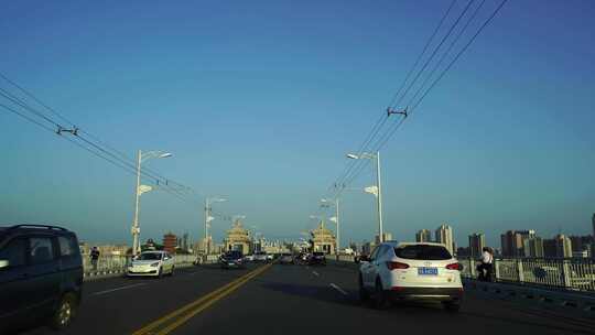 武汉大桥上行驶车窗外风景开车第一视角风光