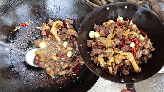 在农村生火烹饪鸭肉