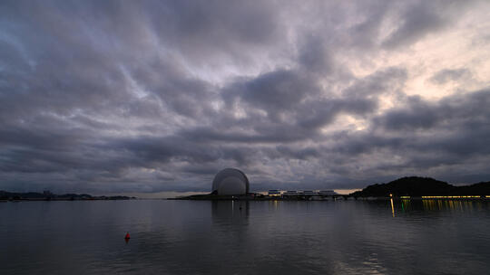 珠海野狸岛日月贝歌剧院日出多云延时高清在线视频素材下载