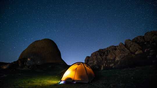 星夜星空下露营