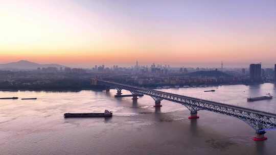 航拍清晨南京长江大桥日出车流铁路紫峰