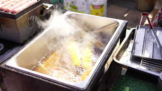 街头小吃摊油炸食物