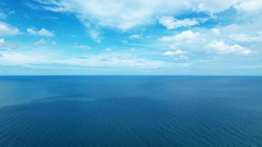 航拍蓝天下的海洋