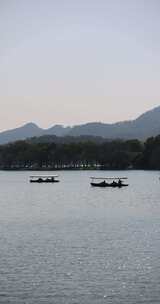 杭州西湖游船泛舟湖上惬意生活竖版竖屏