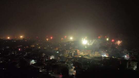 农村烟花航拍除夕烟花乡村春节夜晚烟火燃放