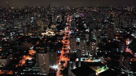 巴西圣保罗市中心的夜景。市中心的夜间城市