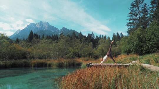 女人在湖边做瑜伽