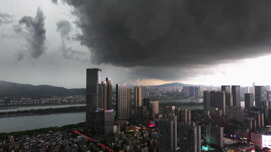 城市暴雨来临航拍