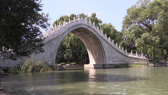 移动镜头北京颐和园玉带桥与昆明湖视频素材模板下载