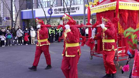 中国工商银行前的传统秧歌表演