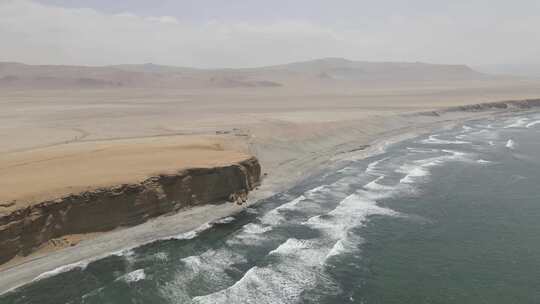 秘鲁沿海沙漠与太平洋交汇处的高沙质悬崖视频素材模板下载