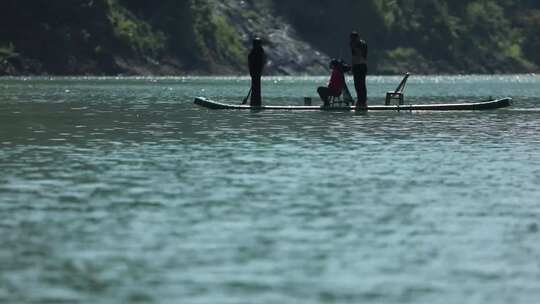 浙江温州泰顺县山水间划竹排10