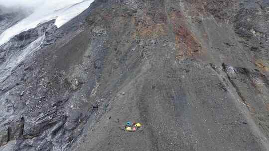 航拍攀登岷山山脉雪宝顶雪山的登山者C1营地