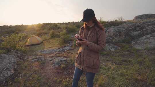 一个年轻的女旅行者在峡谷的山上散步