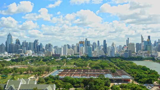 多云的一天，曼谷摩天大楼和绿地的全景延时