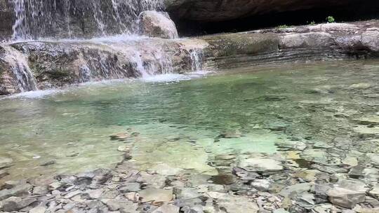 济南龙洞景区佛峪胜境，泉水喷涌瀑布之流