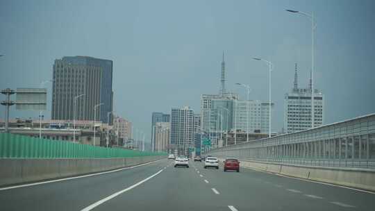 汽车行驶在城市道路车流交通车辆车窗外风景