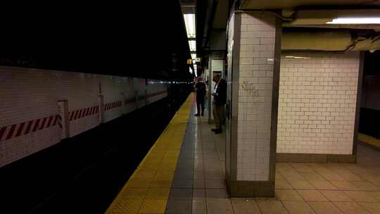 纽约地铁站台上