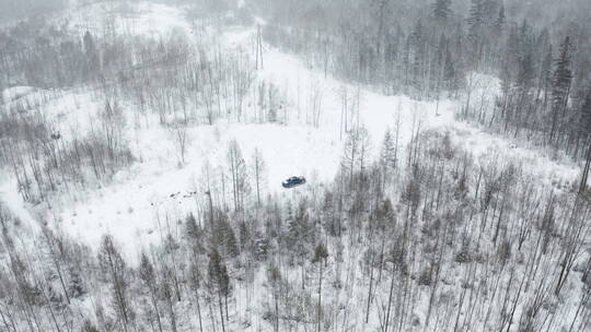 东北冬季大雪中的森林越野车行驶航拍