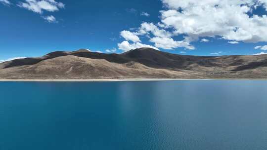 航拍西藏圣湖羊卓雍措蓝天白云夏日风景