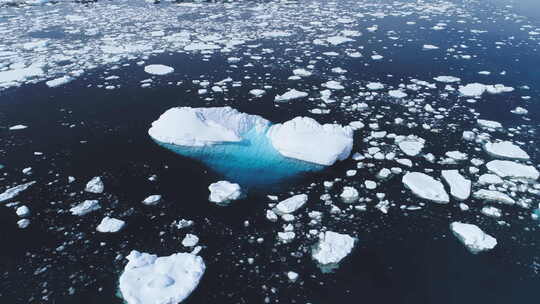 壮丽的南极洲开放水域海洋鸟瞰视频素材模板下载