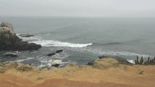  海浪拍打着海岸岩石  视频素材模板下载