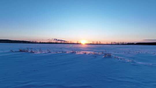 冬日雪原灿烂夕阳