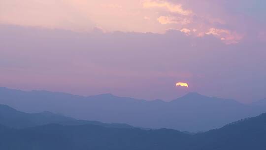 傍晚天空云朵山峰晚霞日落延时