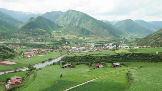 高原村庄田园森林风景