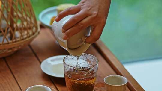 雨天茶具花瓶摆件月饼泡茶倒茶特写