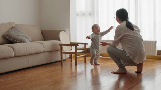 妈妈鼓励宝宝迈出第一步幼儿学走路视频素材模板下载