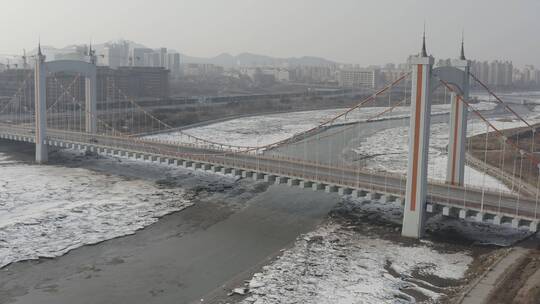 大桥航拍冰封大河