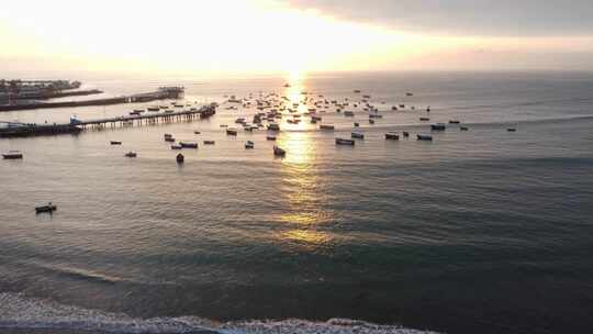 无人机拍摄了日落时停泊在码头旁的船只。在利马的乔里洛斯区，