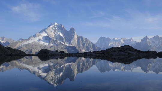 法国阿尔卑斯山勃朗湖上的彩色日落视频素材模板下载