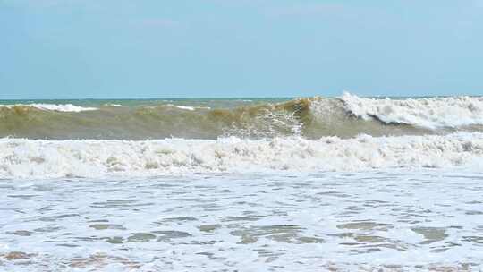 海南省万宁市山钦湾金色沙滩上奔腾的海浪