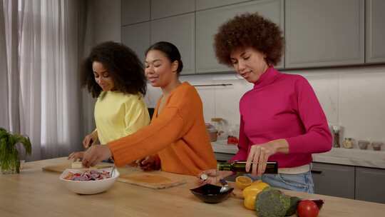 快乐漂亮的非裔美国女性为沙拉准备食物配料视频素材模板下载